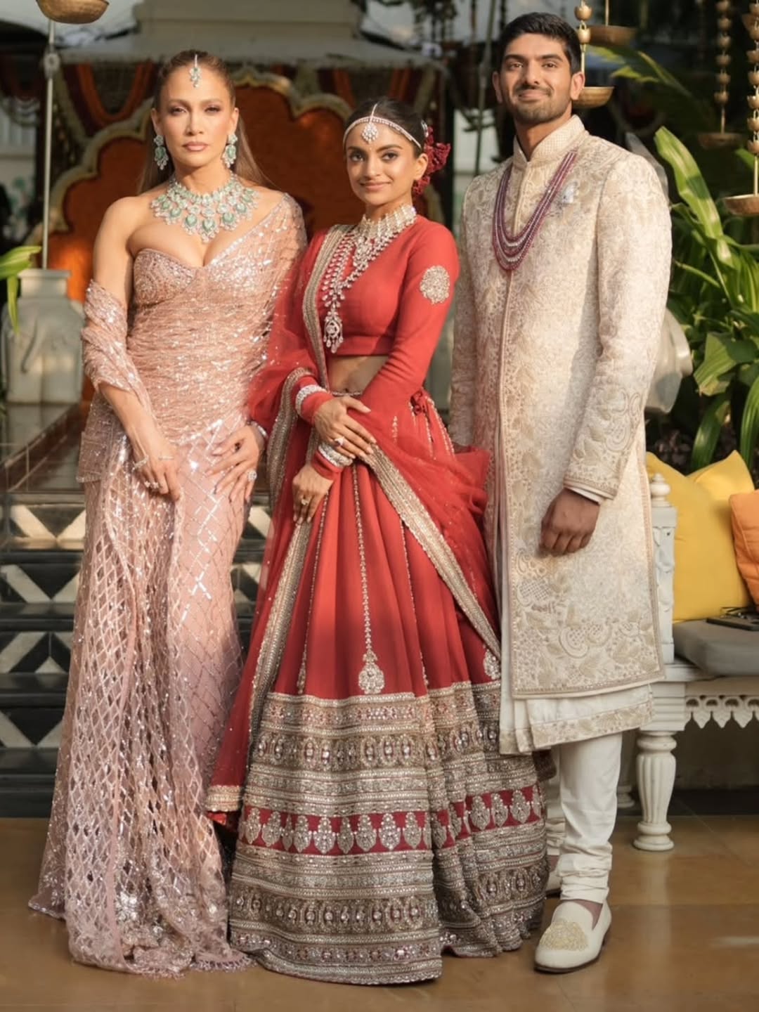 Jennifer Lopez next to the Indian couple: Netra and Vamsi - Instagram 